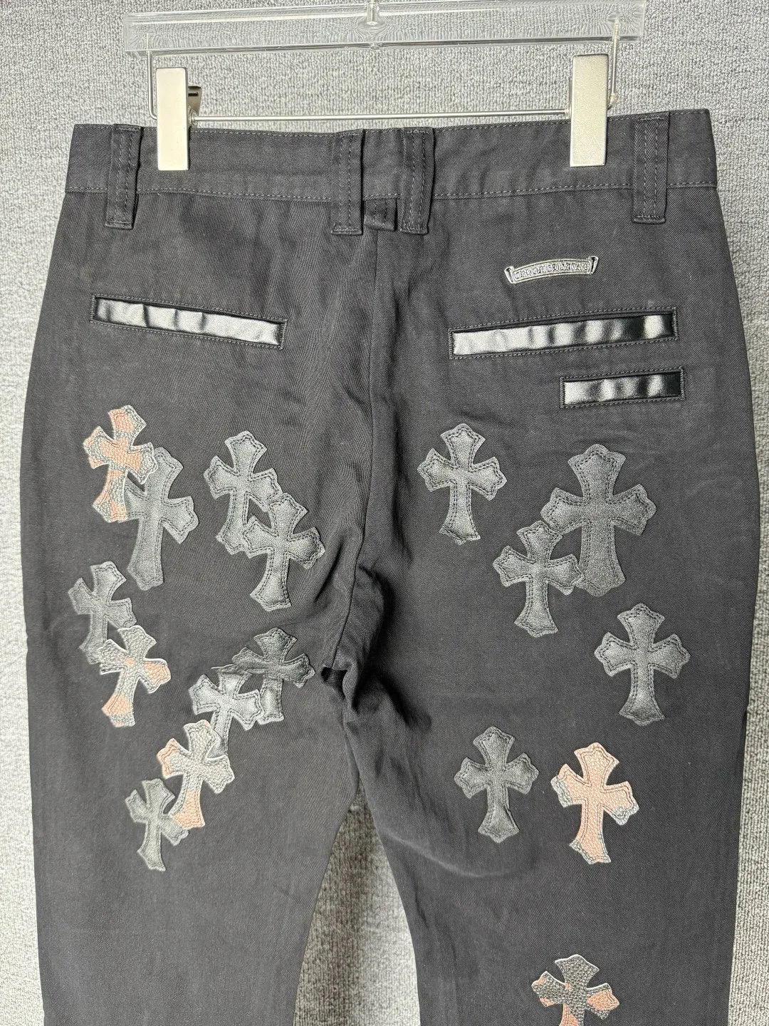 P270 💰 (Top version) Chrome Hearts丨Chrome Hearts Black and Brown Camouflage Cross Patched Leather Jeans - Full of exploring the ultimate in fashion, Chrome Hearts' new Chrome Hearts pants cleverly integrate camouflage cross, camouflage cross and other elements to break the traditional boundaries. Mattyboy's clever fusion of overalls and khaki jeans, the same style, brings endless matching inspiration to fashionistas! Whether it is daily wear or a trendy try, these pants can bring you an excellent fashion experience. Color: black Size: 28-30-32-34 (corresponds to S-M-L-XL)